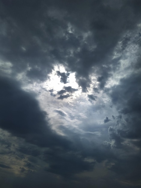 cielo tormentoso azul