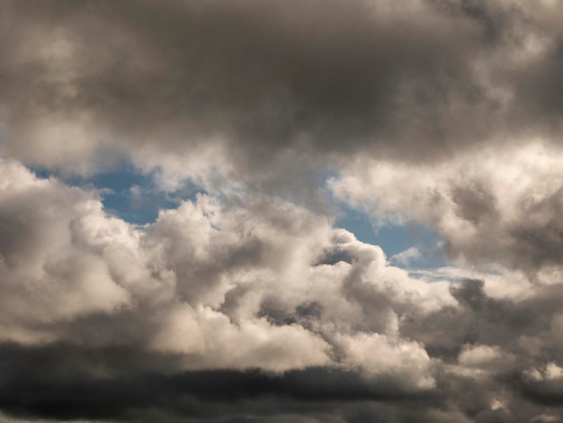 Cielo tormentoso con nubes blancas y grises al atardecer