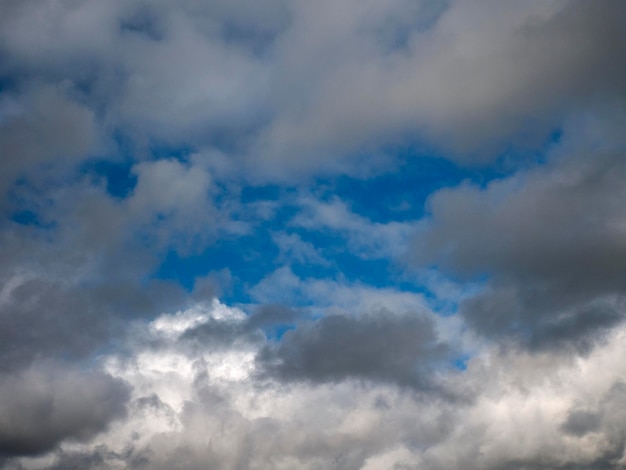 Cielo tormentoso con nubes blancas y grises al atardecer