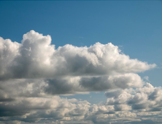 Cielo tormentoso con nubes blancas y grises de fondo