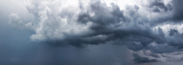 Cielo tormentoso con nubes grises antes de la lluvia.