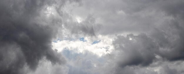 Un cielo tormentoso con nubes oscuras y poca luz en el interior