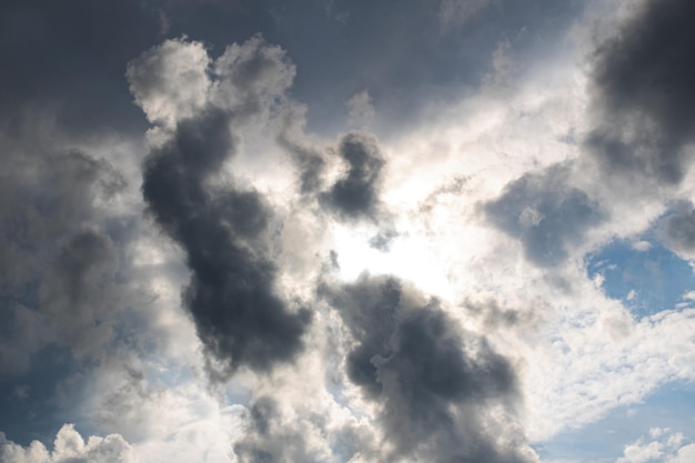 Cielo tormentoso oscuro con nubes y luz solar