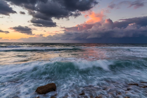 Cielo tormentoso sobre la ola del mar