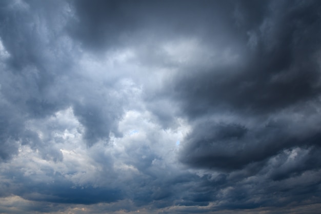 Cielo tormentoso con tormenta clouns en la puesta de sol con hermoso sol