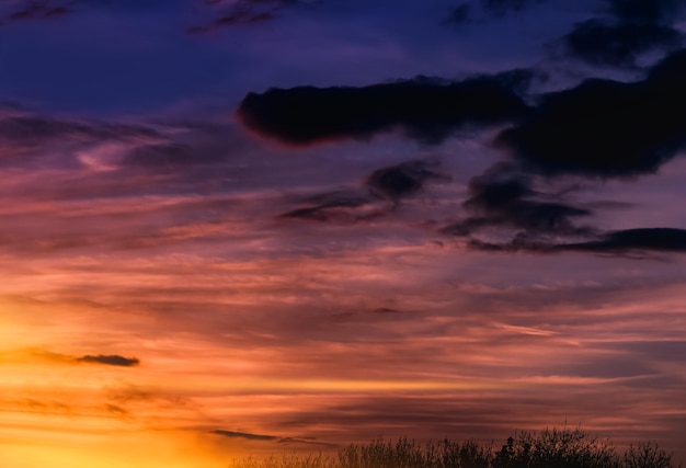 Cielo de verano por la noche La hermosa vista del cielo al atardecer con nubes coloridas y luces cálidas con nubes en el cielo