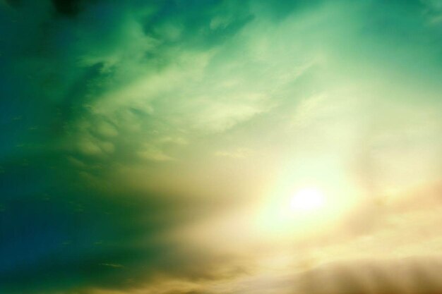 Un cielo verde y azul con nubes