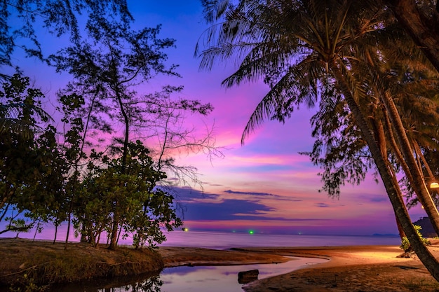 Cielo violeta púrpura en la playa y el mar, en el tiempo del crepúsculo, Koh Kood