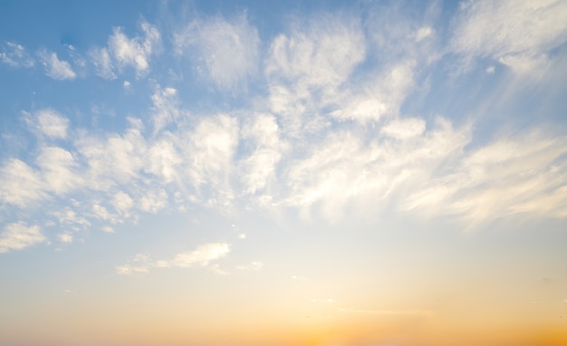 Cielos azules y nubes al atardecer