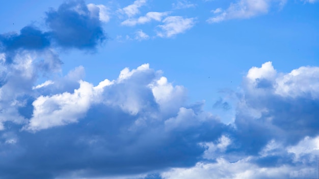 Cielos azules con nubes blancas