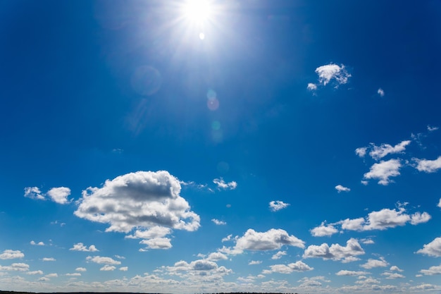 Cielos azules profundos con fondo de nubes blancas