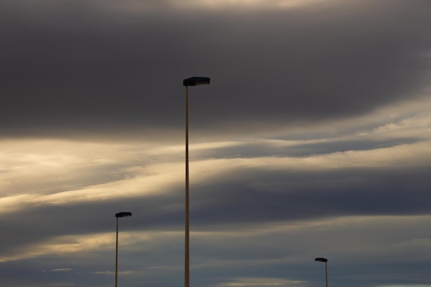 Cielos con nubes espectaculares y rayos de sol