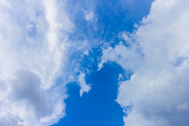 Cielos parcialmente nublados después de la lluvia