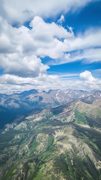 Cielos sobre los picos alpinos Montaña aérea