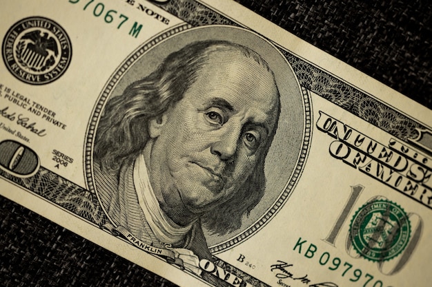 Cien billetes de banco estadounidenses con retrato del presidente Franklin