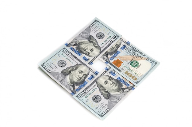 Cien dólares americanos apilados en un cuadrado sobre un fondo blanco