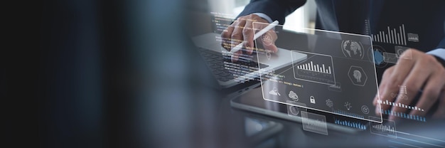 Ciencia de datos concepto de inteligencia de negocios Hombre de negocios que utiliza computadora portátil y programa de IA analizando datos de negocios y informes financieros de marketing desarrollo de software tecnología de innovación
