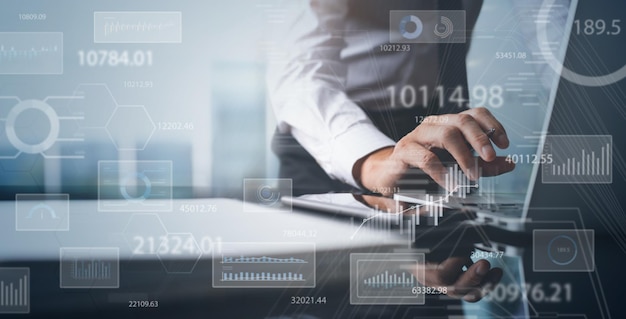 Ciencia de datos Inteligencia empresarial concepto de BI Empresario que trabaja en una computadora portátil analizando datos comerciales y gráficos financieros gráfico de crecimiento económico en la oficina