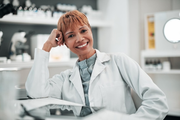 Ciência do retrato e sorriso da médica no laboratório para inovação em pesquisa ou avanço Estudo médico e um cientista maduro feliz trabalhando em um laboratório para desenvolvimento farmacêutico