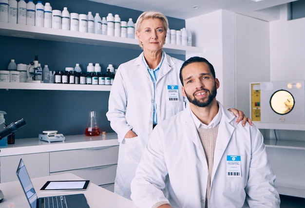 Ciência do retrato e uma equipe de médicos em um laboratório para pesquisa ou inovação em medicina inovadora Trabalho em equipe de saúde ou médico com um homem e uma mulher confiantes cientistas em um laboratório hospitalar