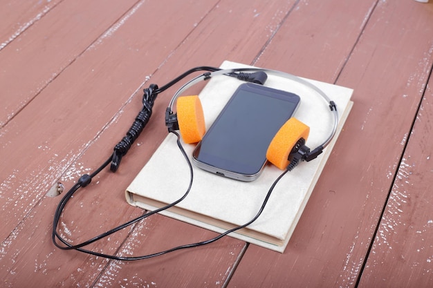Ciência e educação Audiobook Smartphone na mesa de madeira