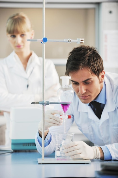 ciencia e investigación biología química y medicina pareja de jóvenes en un laboratorio moderno y luminoso