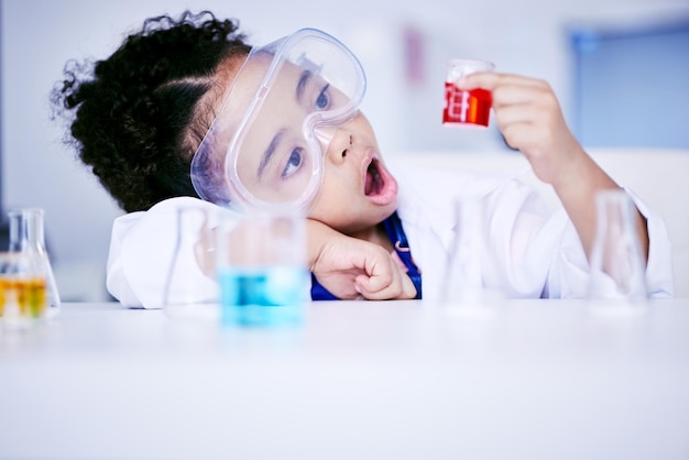 Ciência infantil e química com produtos químicos uau em um laboratório para teste ou pesquisa Face do choque do estudante africano ou surpreso com a educação futura do cientista ou experimento de aprendizado em sala de aula