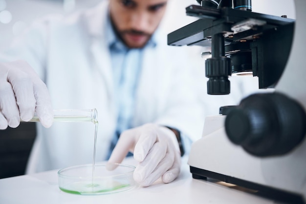 Ciencia líquido y hombre con tubo de ensayo en laboratorio para investigación de plantas desarrollo de medicina y química Biotecnología agricultura y científico con pipeta para estudio y análisis de experimentos