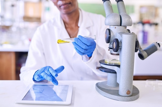 La ciencia no sería nada sin la tecnología Foto de una científica trabajando en una tableta digital en un laboratorio