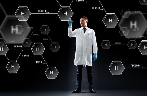 ciência, tecnologia futura e conceito de química - médico ou cientista de casaco branco e luvas médicas com projeção de fórmula química virtual sobre fundo preto