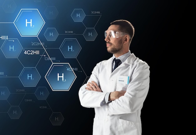 ciência, tecnologia futura e conceito de química - médico ou cientista de jaleco branco e óculos de segurança com projeção de fórmula química virtual sobre fundo preto