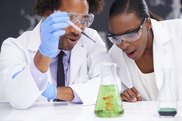 Ciencia del tubo de ensayo y científicos en el laboratorio para estudios de investigación clínica o experimentos de reacción química Equipo de expertos en viales médicos y atención médica con examen de medicamentos o evaluación farmacéutica