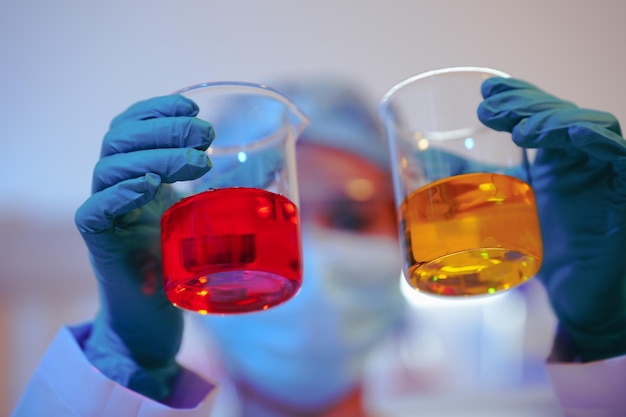 Científica asiática lleva a cabo experimentos apasionadamente en un laboratorio