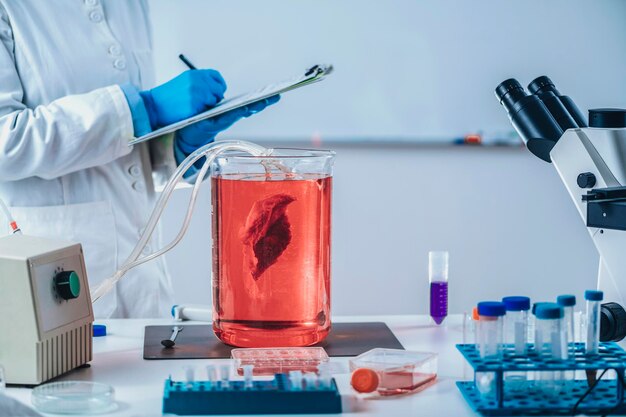 Científica de carne cultivada tomando notas en laboratorio