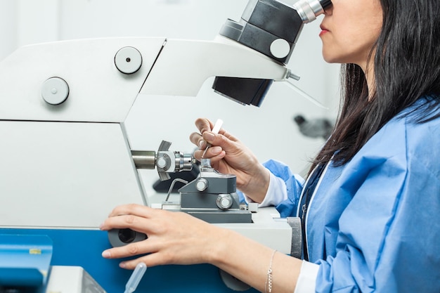 Científica colocando una muestra en una rejilla de microscopía electrónica de transmisión