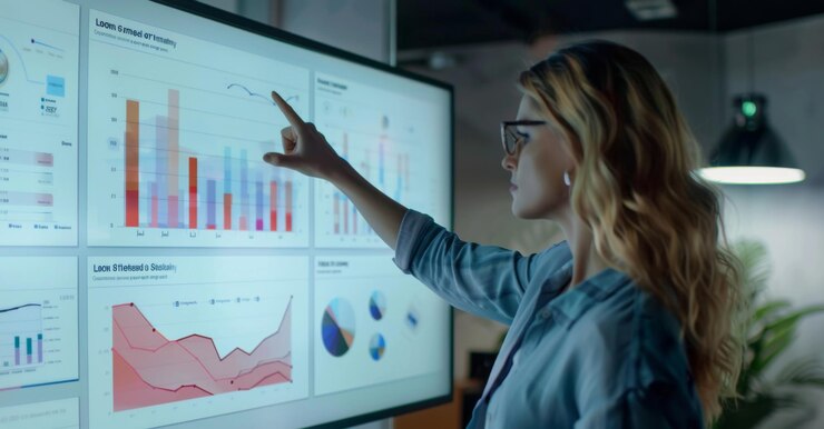 Foto científica senior de datos hispana revisando los informes del departamento de gestión de riesgos sobre el big digital
