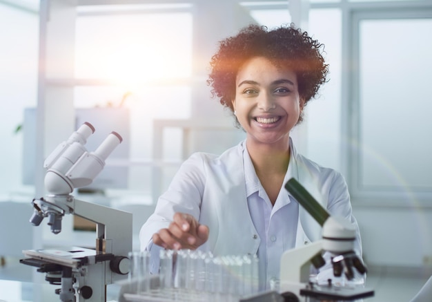 Científica trabajando en el laboratorio