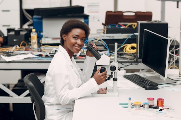 Científico afroamericano que trabaja en laboratorio con instrumentos electrónicos