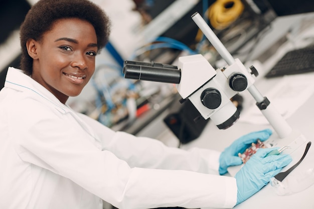 Científico afroamericano que trabaja en laboratorio con instrumentos electrónicos