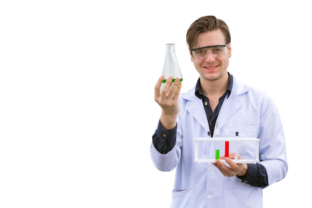 Científico aislado varón caucásico con equipos de laboratorio de ciencias sonrisa feliz sobre fondo blanco.