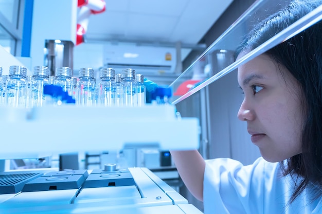 Científico asiático trabajando en el laboratorio. Gente tailandesa. Experimenta la ciencia y calcula el valor. Los investigadores investigan para encontrar los resultados del experimento.