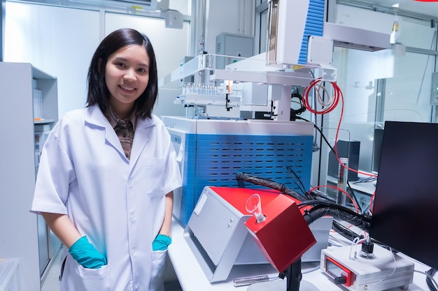 Científico asiático trabajando en el laboratorio. Gente tailandesa. Experimenta la ciencia y calcula el valor. Los investigadores investigan para encontrar los resultados del experimento.