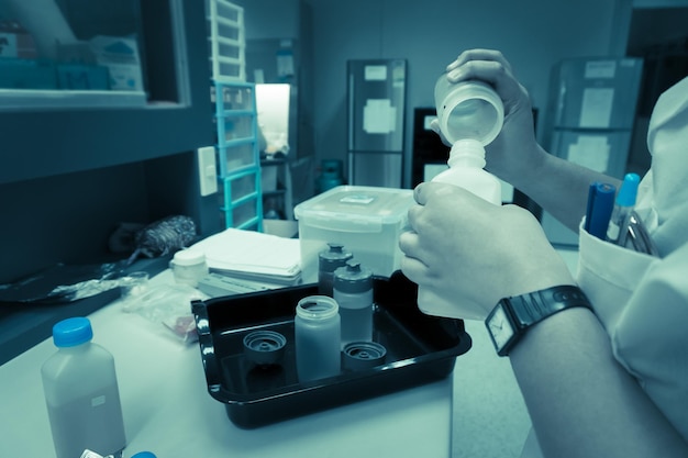 Científico asiático trabajando en el laboratorio. Haciendo un experimento para el producto. Los investigadores analizaron para encontrar los resultados del experimento.