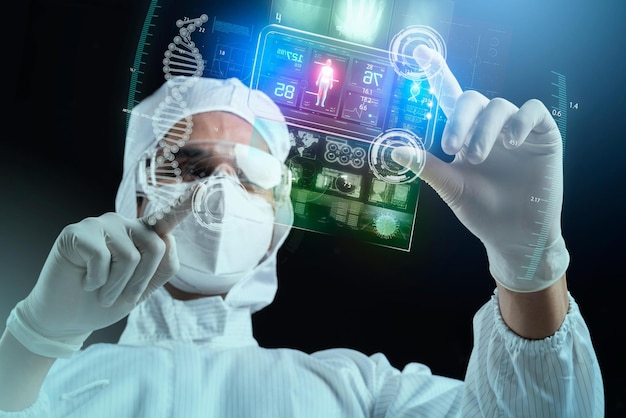 Un científico con bata de laboratorio y guantes señala una pantalla de ADN.
