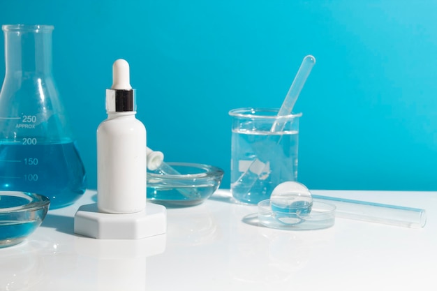 Científico y botella de tubo de maqueta para el cuidado de la piel producto cosmético marca crema loción tratamiento sala de laboratorio prueba experimental