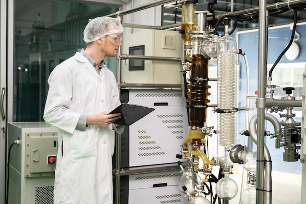 Científico boticario registra datos del extractor de aceite de CBD en laboratorio