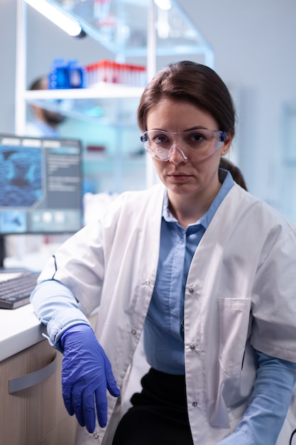 Foto científico especialista en bioquímica en laboratorio de medicina buscando