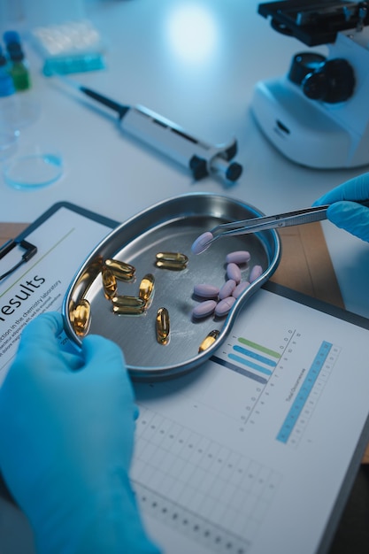 un científico está probando varias pastillas con el fin de mejorar su calidad una eficacia en el laboratorio un químico está probando la química de varias cápsulas de pastillas en un laboratorio de medicina