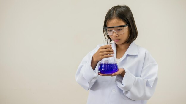 Foto científico examinando una sustancia química mientras está de pie contra la pared