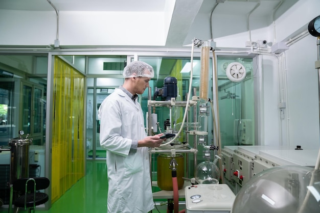 Foto científico farmacéutico trabajando en un laboratorio para la extracción de cannabis con pastillas